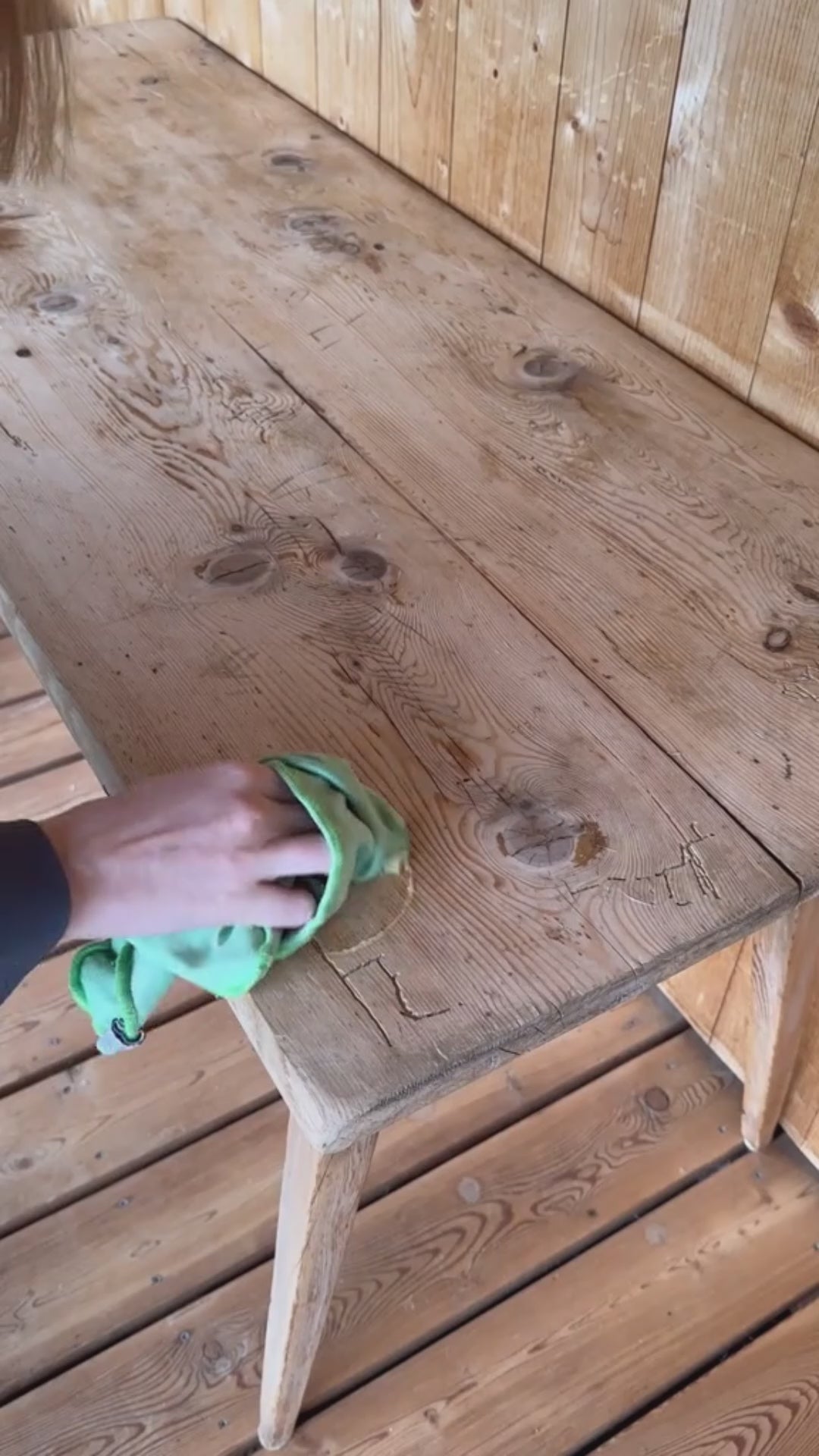 Cozy Currant Renov Table en bois